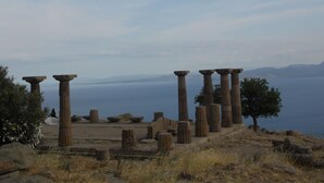 Ancient stone columns and ruins by a body of water. - Assos No9 Hotel (Ayvacik)