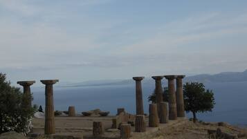 Columnas de piedra antiguas y ruinas junto al agua.