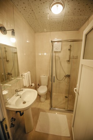 Standart Cift Kisilik Oda | Bathroom | Shower, slippers, towels - Assos No9 Hotel (Ayvacik)