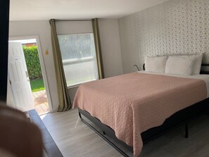 1 habitación, tabla de planchar con plancha y cuna de viaje 