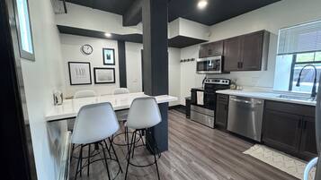 Refrigerador, microondas, horno, placa de cocina