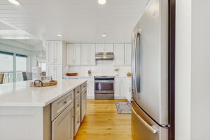 Refrigerador, microondas, horno y parrilla de estufa 