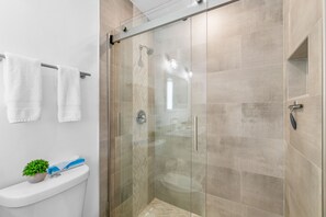 Douche, articles de toilette écologiques, sèche-cheveux