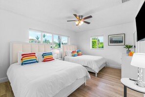 8 habitaciones, escritorio y tabla de planchar con plancha 