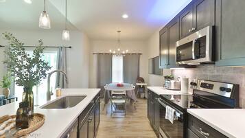 Jääkaappi, mikroaaltouuni, uuni, liesi