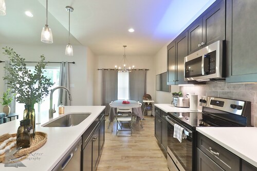 Luxurious King Bed + Hot Tub + Garage - Dreamhouse Abilene Sleeps 10! By G4ther