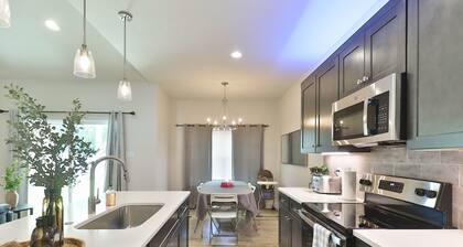 Luxurious King Bed + Hot Tub + Garage - Dreamhouse Abilene Sleeps 10! By G4ther