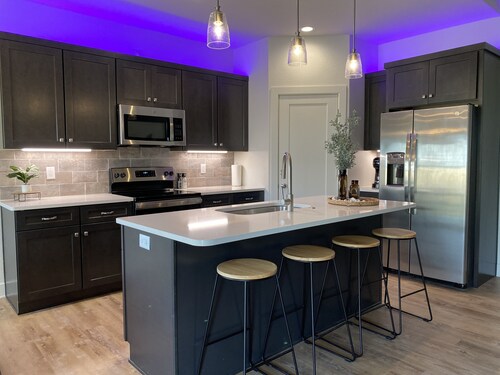 Luxurious King Bed + Hot Tub + Garage - Dreamhouse Abilene Sleeps 10! By G4ther