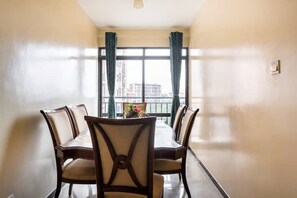 Dining - Serene, beautiful 2bedroom apartment near yaya centre! (Nairobi)