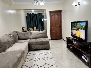 TV - Serene, beautiful 2bedroom apartment near yaya centre! (Nairobi)