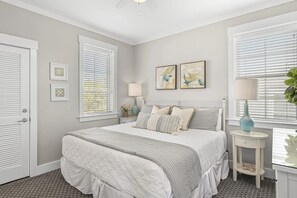 4 quartos, ferros/tábuas de passar roupa, berço de viagem