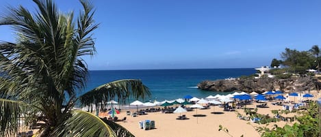 Beach nearby, sun-loungers, beach towels
