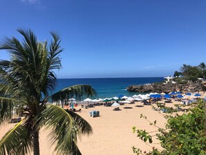 Plage à proximité, chaise longue, serviettes de plage