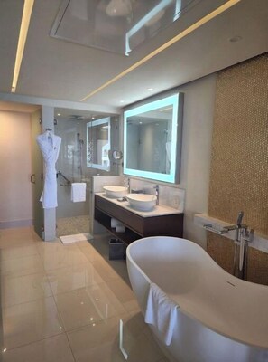 Bathtub, bidet, towels, soap - Spend the holidays in Paradise - 2 BD luxury unit in upscale oceanfront resort (San José del Cabo)