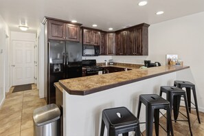 Geladeira, micro-ondas, fogão, cooktop