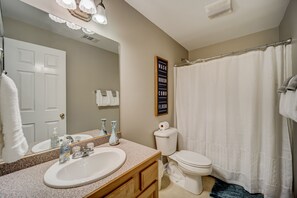 Combined shower/tub, towels