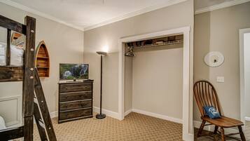 5 bedrooms, free WiFi, bed sheets