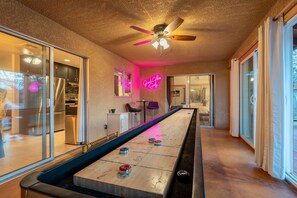 Games room - Tortoise Oasis - Hot tub, Shuffleboard, & More! (Yucca Valley)