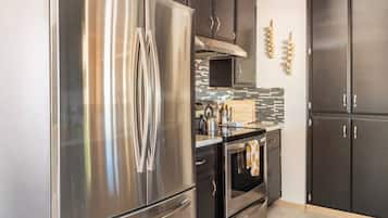 Refrigerador, microondas, horno y parrilla de estufa