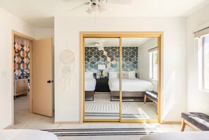 2 quartos, escrivaninha, ferros/tábuas de passar roupa