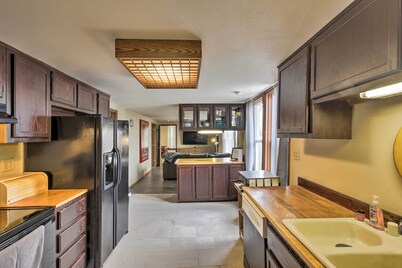 Dtwn Sheboygan Apt Above Local Bar!