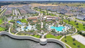 Alberca climatizada y camastros