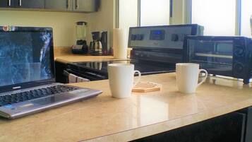 2 chambres, bureau, fer et planche Ă repasser, lit parapluie