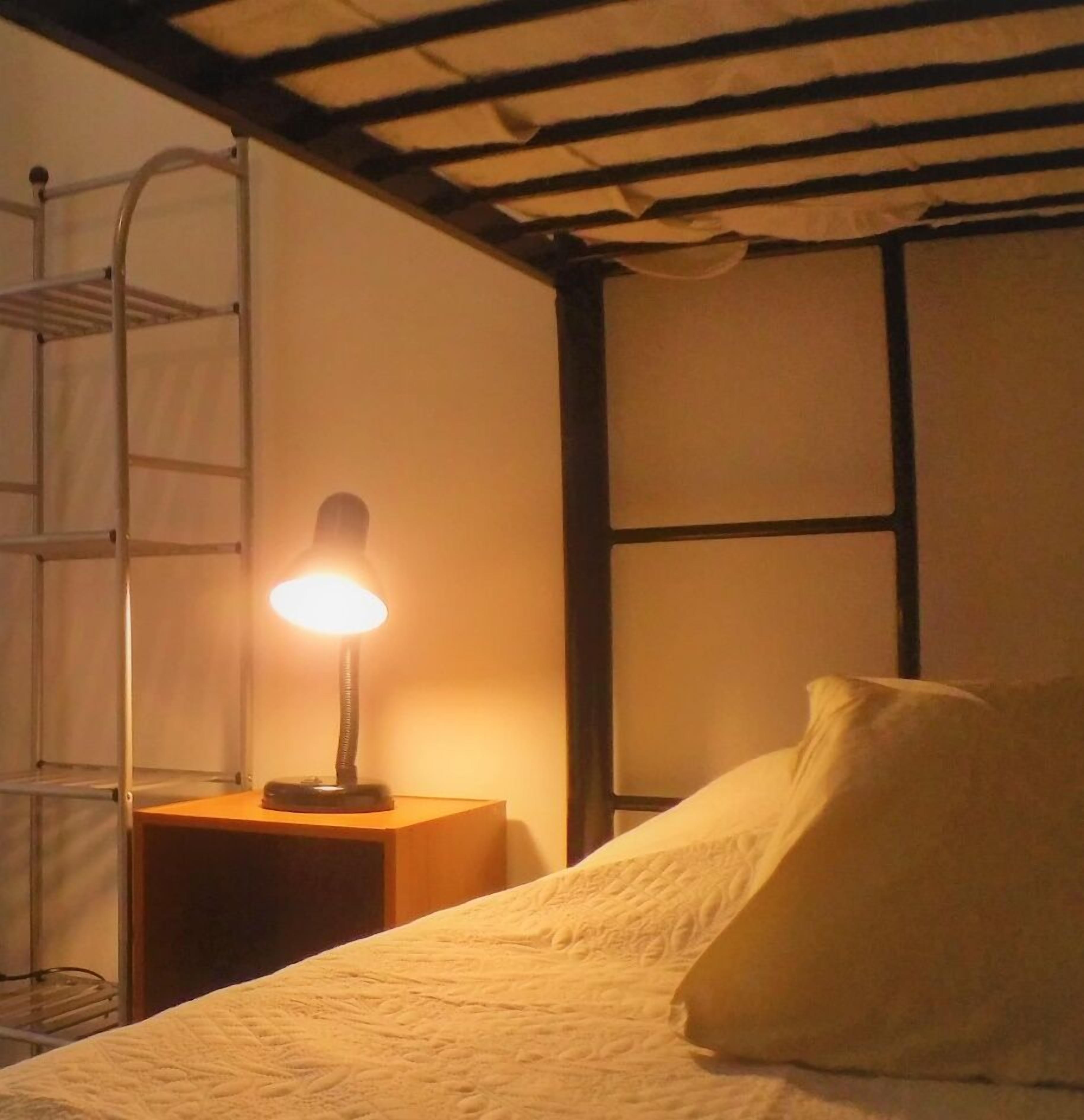 2 soverom, skrivebord, strykejern/-brett og reiseseng for barn