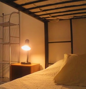 2 chambres, bureau, fer et planche à repasser, lit parapluie