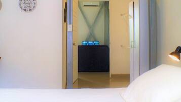 2 間睡房、書桌、熨斗/熨衫板、可攜式嬰兒床