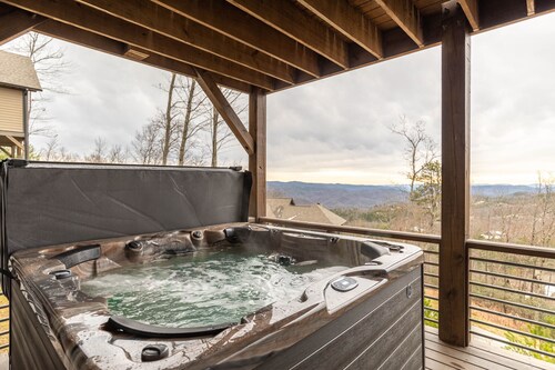 Sweet Sejour - Luxury home in BRMC with long views, hot tub, pool table