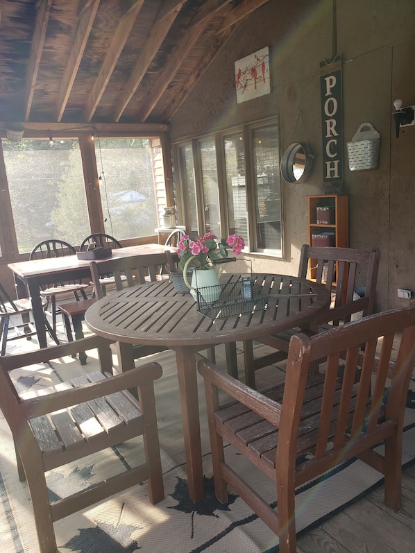 Outdoor dining - PERFECT FAMILY GETAWAY! (Warrensburg)