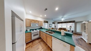 Kjøleskap, mikrobølgeovn, ovn og kokeplater