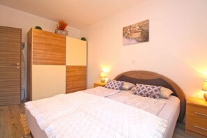 1 quarto, ferros/tábuas de passar roupa, berço de viagem