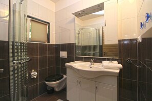 Shower - Holiday home mit Terrasse (Ližnjan)