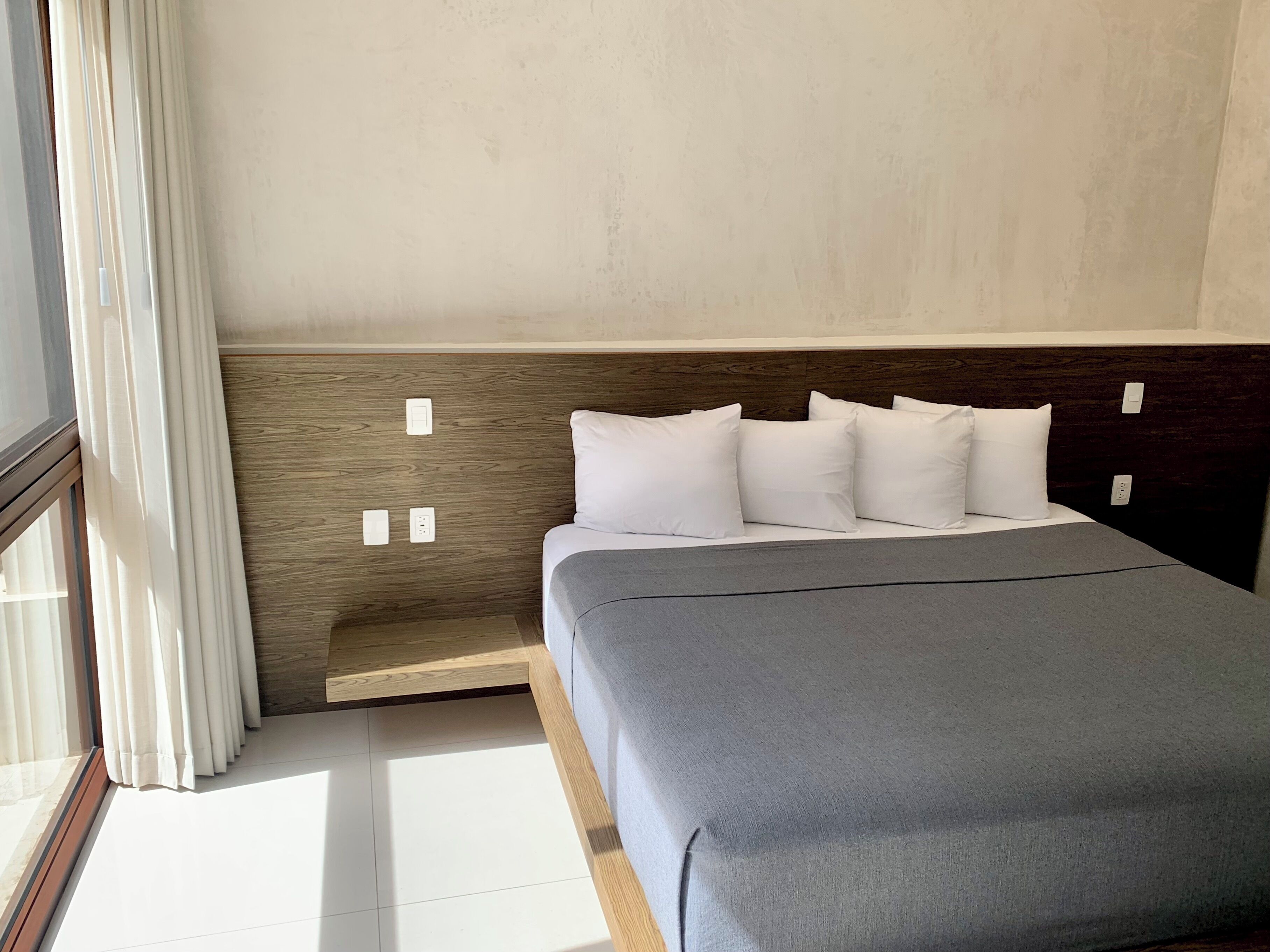 Peti besi dalam bilik, Wi-fi percuma, cadar katil 