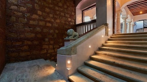 A stone staircase with a lion statue at the top, leading to an upper level with a balcony. - Casa Quiote Hotel Boutique City Center based - Adults Only (Oaxaca)