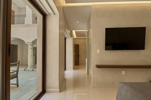Junior Studio Suite | In-room safe, free WiFi, bed sheets