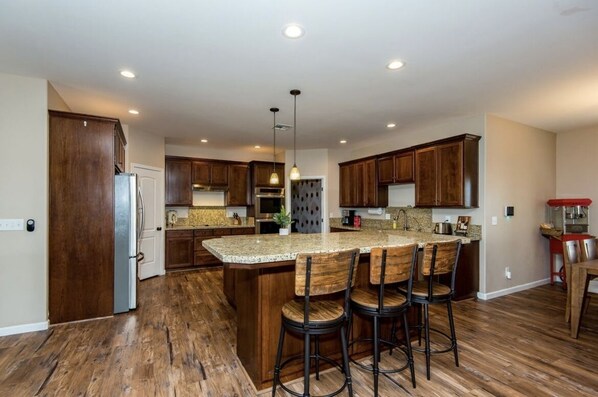 Frigorifero, microonde, forno, piano cottura