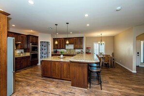 Køleskab, mikrobølgeovn, ovn, kogeplade