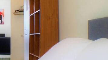 2 間睡房、書桌、熨斗/熨衫板、可攜式嬰兒床