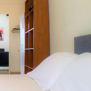 2 sovrum, skrivbord, strykjärn/strykbräda och resesäng