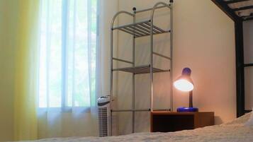 2 chambres, bureau, fer et planche Ă repasser, lit parapluie