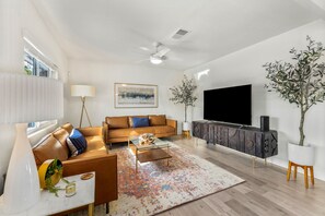 Smart TV, table tennis