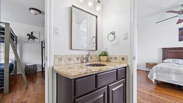 4 habitaciones, tabla de planchar con plancha y wifi gratis