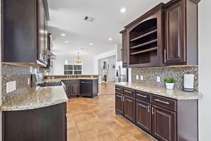 Fridge, microwave, oven, stovetop - Nice Villa in Downtown /Heights/Northside/ 7 bed, 4 bedroom, 2.5 bath (Houston)