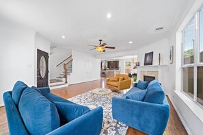 Smart TV, fireplace - Nice Villa in Downtown /Heights/Northside/ 7 bed, 4 bedroom, 2.5 bath (Houston)