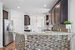 Kylskåp, mikrovågsugn, ugn och spishäll