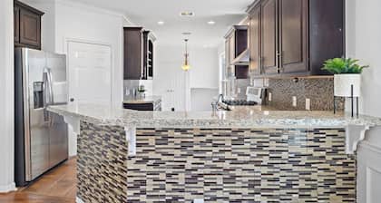 Nice Villa in Downtown /Heights/Northside/ 7 bed, 4 bedroom, 2.5 bath