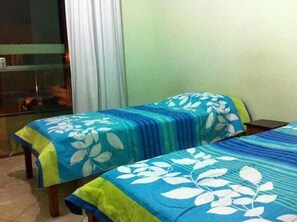 A room with two beds, each covered with a blue and white floral bedspread. - Pousada Boa Ventura (Anchieta)